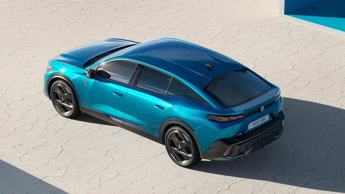 Arrière de la Peugeot 408 Hybrid 2025, feux arrière LED et style sportif