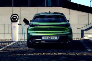 Peugeot 308 arborant la nouvelle motorisation hybride rechargeable 195 ch avec badge Plug-In Hybrid et label Zéro émission