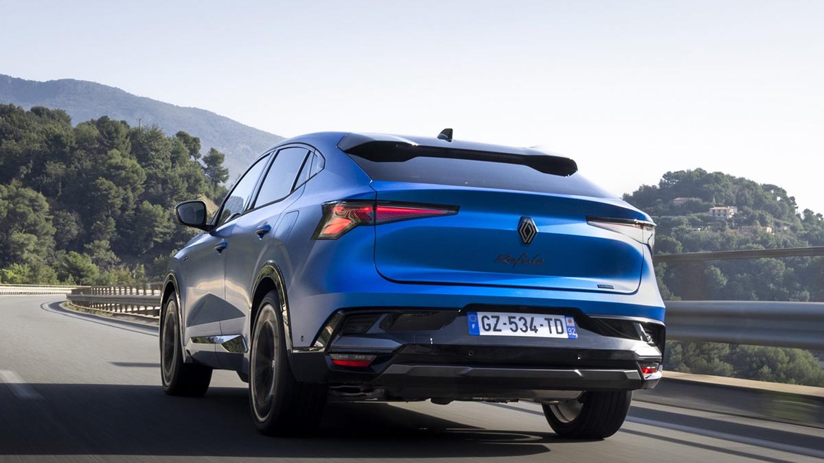 Arrière du Renault Rafale E-Tech avec feux LED horizontaux et diffuseur intégral