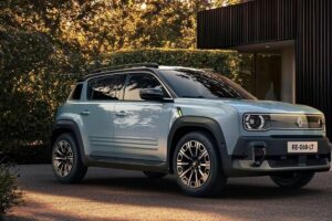 La renault 4 une voiture électrique compacte à prix abordable en charge sur fond urbain moderne, symbolisant la démocratisation de la mobilité électrique en 2025