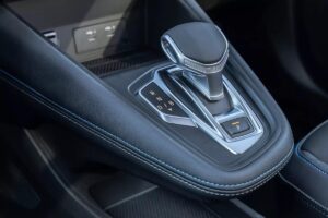 SUV hybride de 143 chevaux proposé à 190 euros mensuels avec label ECO et consommation de seulement 4,6 l/100 km, alternative crédible aux modèles Toyota.