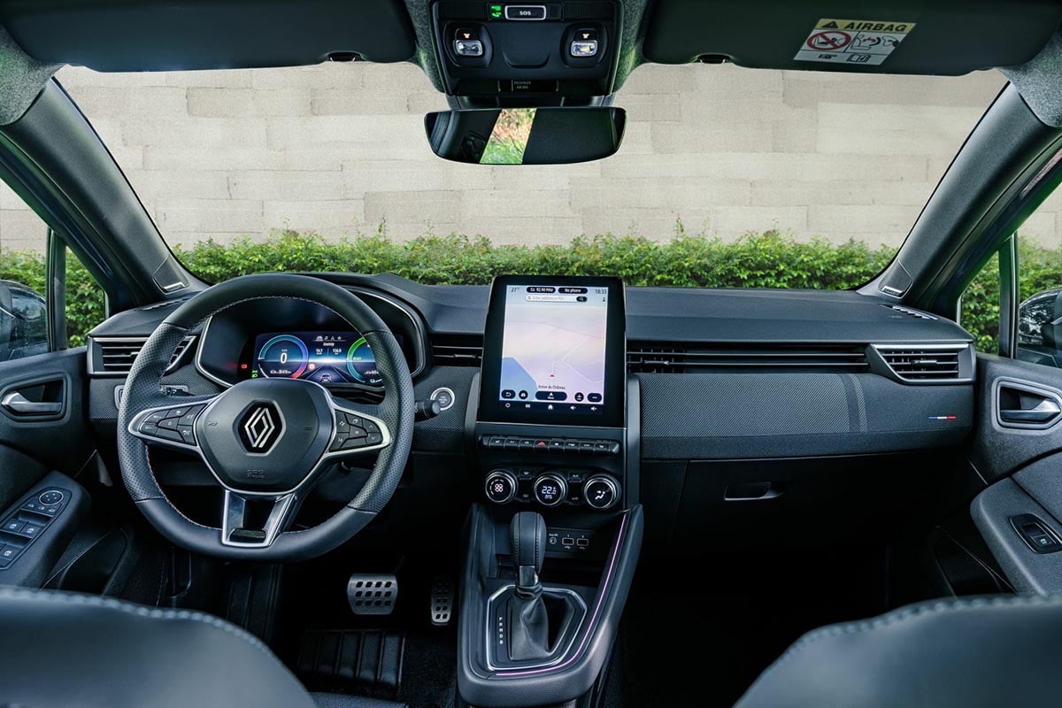 Intérieur Renault Clio Blue dCi 2025 avec écran tactile central et instrumentation numérique