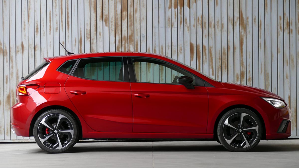 SEAT Ibiza 2025 profil latéral citadine 5 portes version MPI 80 ch.