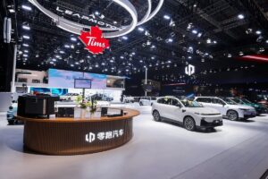 Stand monumental de Leapmotor couvrant plus de 1000 m² au Salon de Shanghai 2025, témoignant de sa croissance exponentielle avec 300 000 véhicules livrés en 2024.