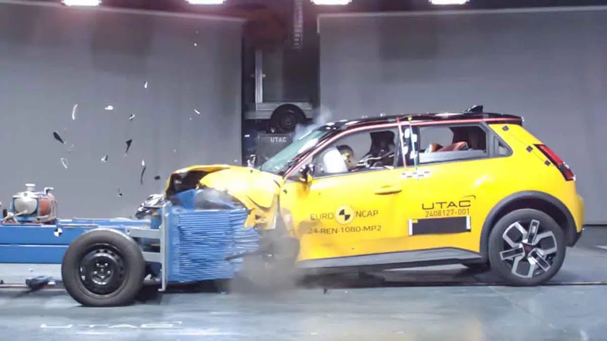 Test de collision frontale Euro NCAP sur une petite voiture pour évaluer sa sécurité.