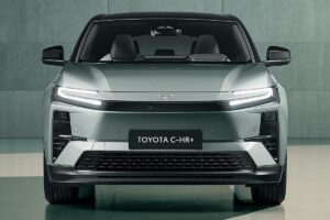 Un véhicule électrique Toyota en charge, symbolisant l'ambition du constructeur japonais de produire un million de voitures électriques par an d'ici 2027.