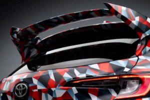 Toyota GR Corolla 2026 camouflée en essais sur le circuit du Nürburgring
