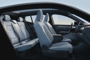 Volvo EX30 développant 272 ch proposé à 35.360 € combinant qualité de fabrication suédoise et performances premium à prix accessible.