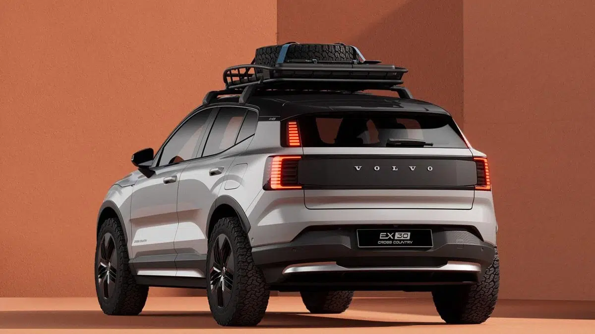 Arrière du Volvo EX30 2025, feux arrière verticaux et style robuste