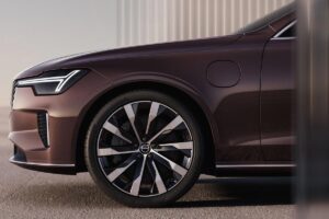Volvo S90 restylée avec nouvelle motorisation hybride offrant 80 km d'autonomie électrique, rivalisant directement avec l'Audi A5 et la BMW Série 5.