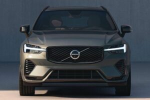 Volvo XC60 PHEV 2024 de face montrant ses lignes élégantes et son gabarit équilibré