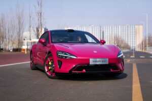 Berline électrique Xiaomi SU7 de couleur fuchsia photographiée dans les installations de Hyundai en Corée du Sud