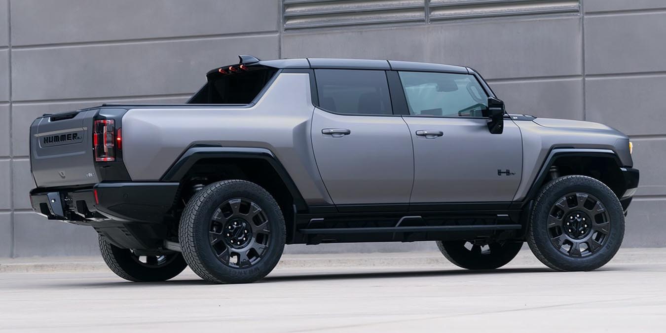 Arrière du GMC Hummer EV 2026 avec feux verticaux et hayon robuste
