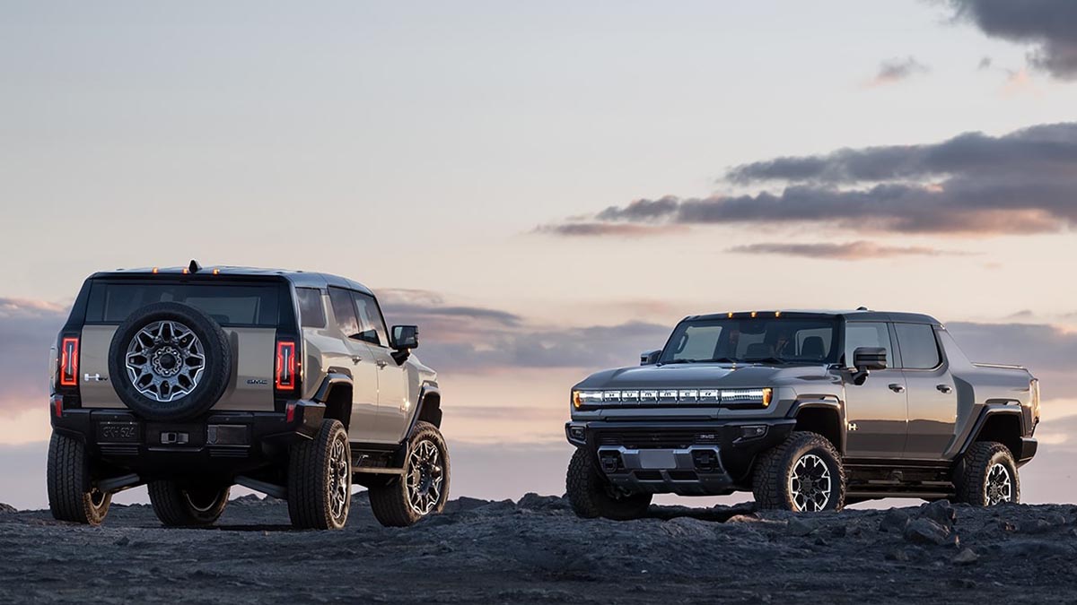 Arrière du GMC Hummer EV 2026 avec hayon MultiPro et feux LED verticaux