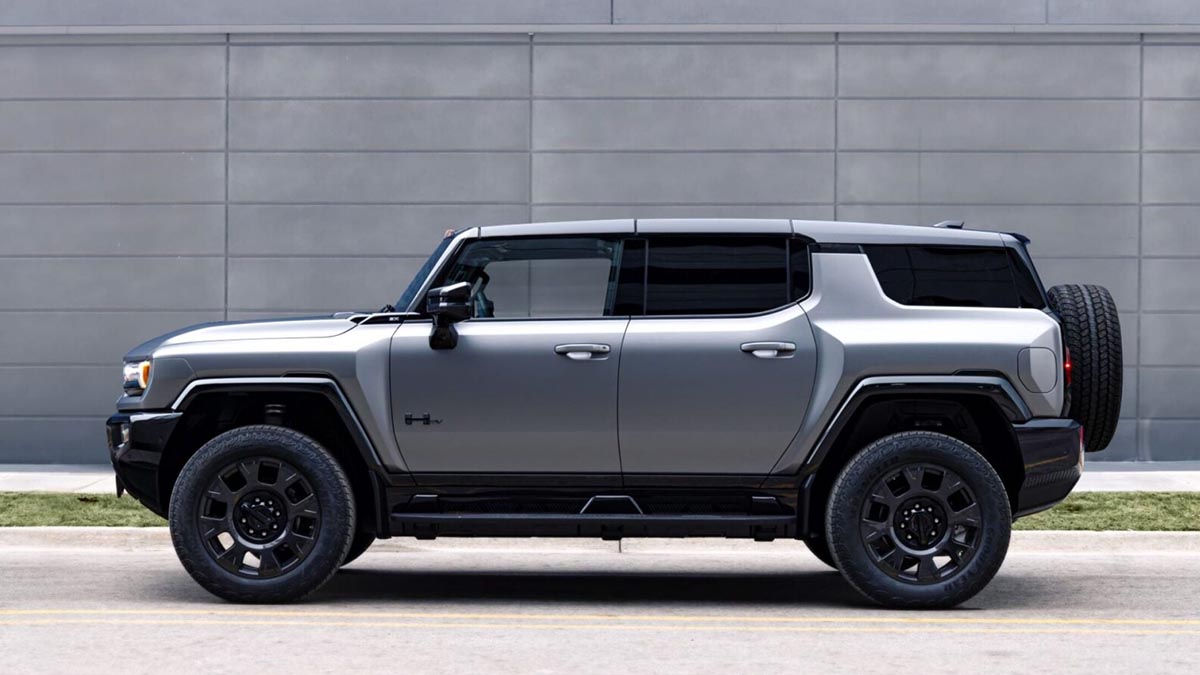 Profil du GMC Hummer EV 2026 avec peinture matte et jantes 22 pouces en fibre de carbone