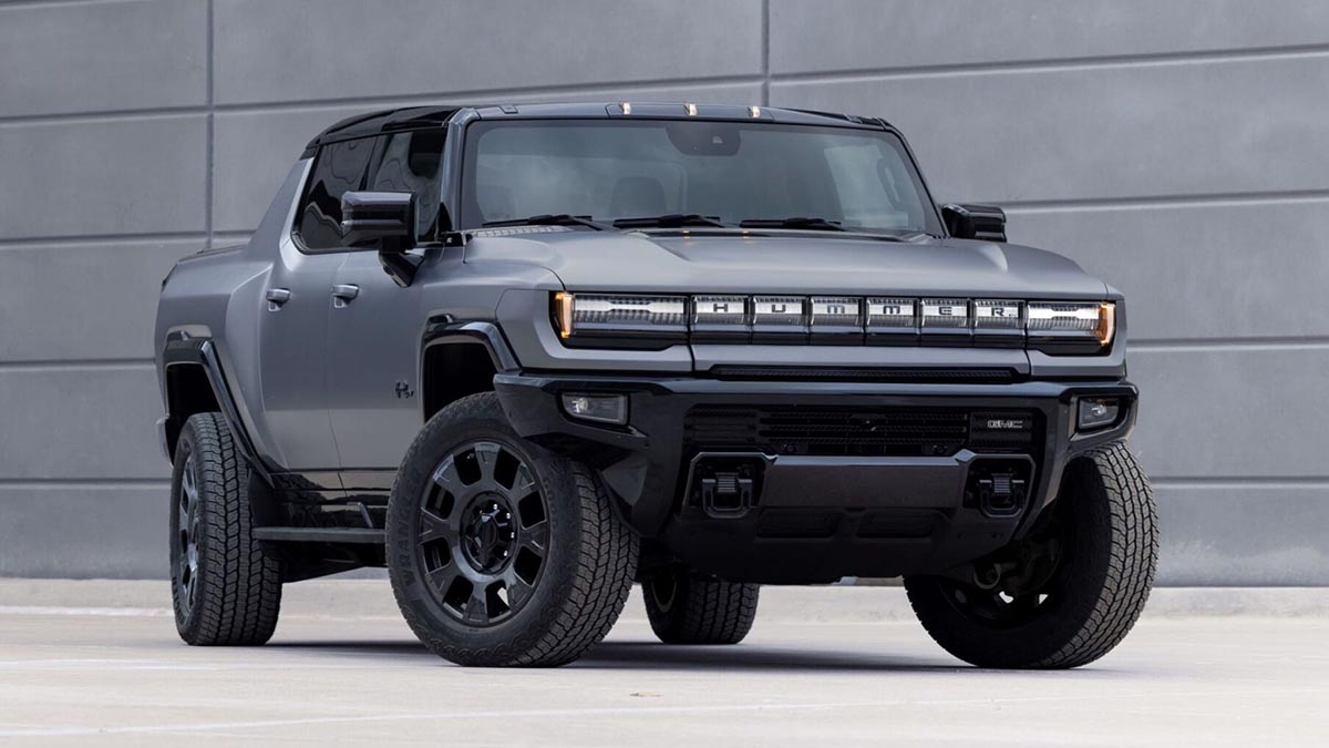 Face avant du GMC Hummer EV 2026 avec signature lumineuse horizontale et calandre rétroéclairée
