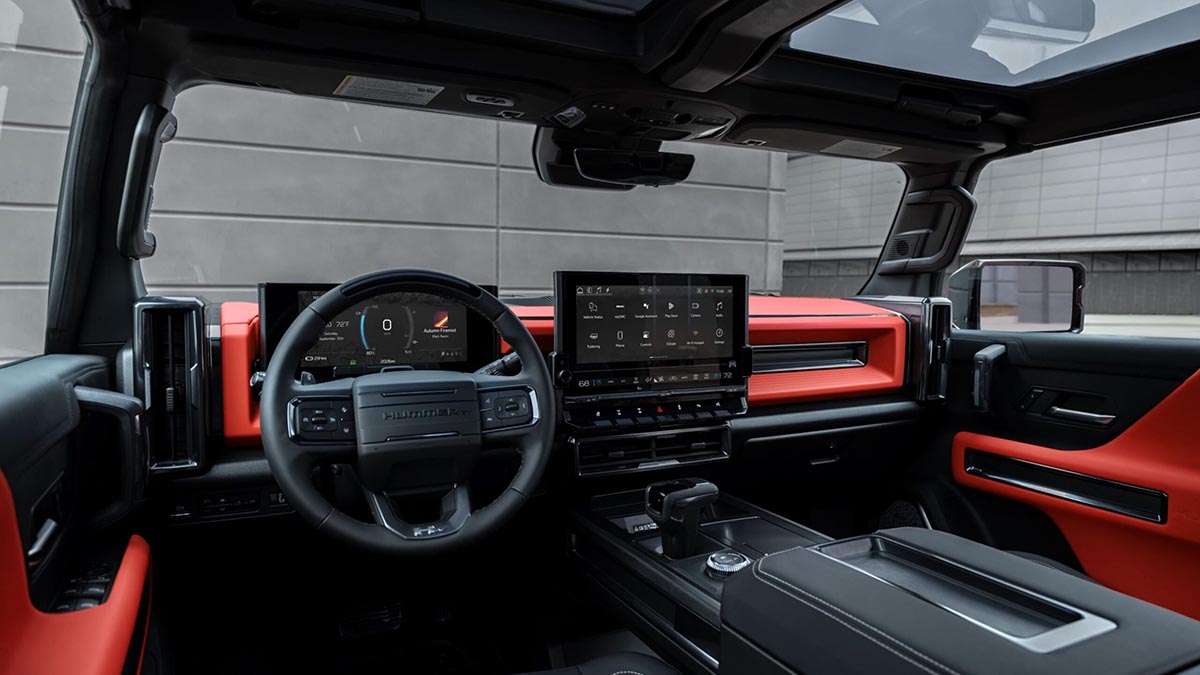 Tableau de bord du GMC Hummer EV 2026 avec double écran numérique et finitions premium