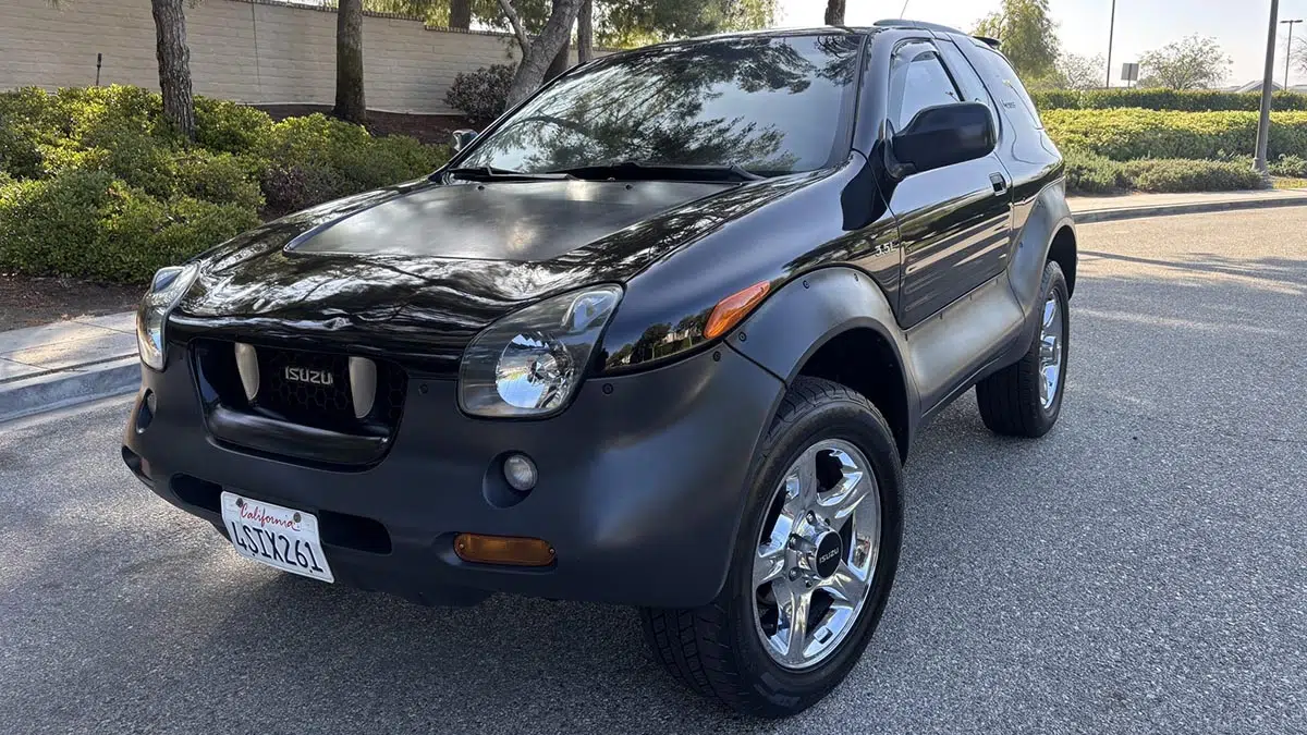 Avant de l’Isuzu VehiCROSS avec calandre étroite et phares anguleux intégrés