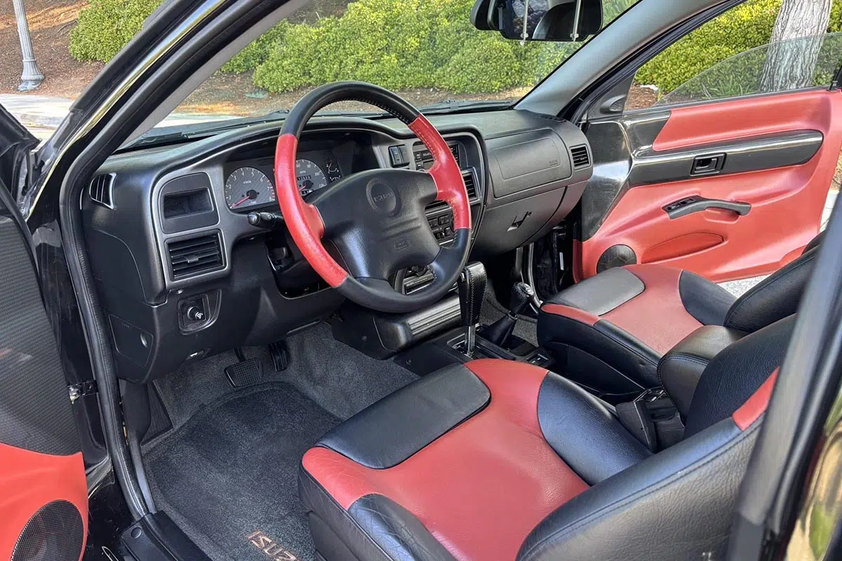 Tableau de bord de l’Isuzu VehiCROSS avec instrumentation analogique et commandes robustes