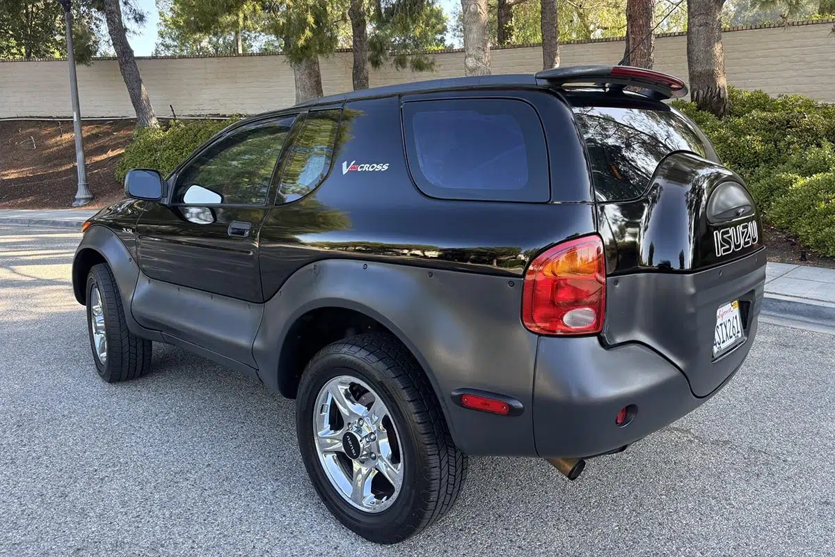 Vue arrière de l’Isuzu VehiCROSS avec roue de secours intégrée et hayon vertical