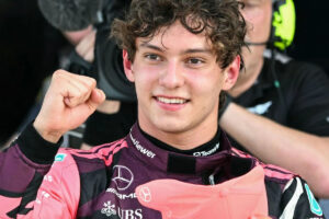 Andrea Kimi Antonelli célébrant sa première pole position en Formule 1 avec l'équipe Mercedes