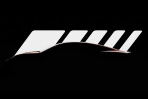 Silhouette sombre d’un prototype Mercedes-AMG électrique avec lignes fluides et allure de coupé 4 portes.