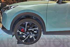 SUV de taille moyenne similaire au Toyota RAV4 photographié de trois-quarts avant,