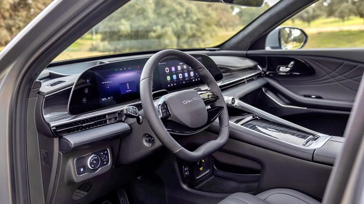 Intérieur Omoda 9 avec double écran incurvé et finitions haut de gamme