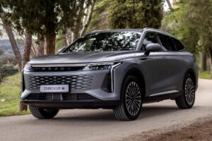 Omoda 9 2025 photographié de trois-quarts avant, révélant son design imposant et ses finitions soignées qui contrastent avec son prix d'entrée de gamme particulièrement agressif