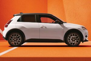 Renault 5 E-Tech édition Roland-Garros 2025 vue de profil avec teinte exclusive et détails cuivrés.
