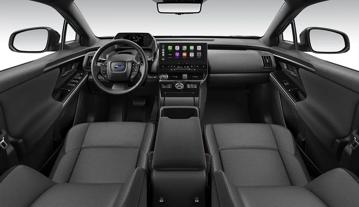  Intérieur du Subaru Solterra 2025 avec écran central et instrumentation numérique