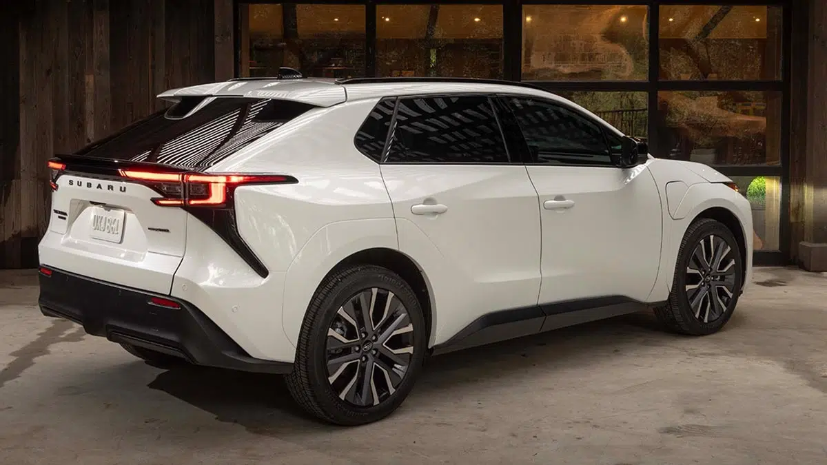Arrière du Subaru Solterra 2025 avec feux LED et design horizontal épuré
