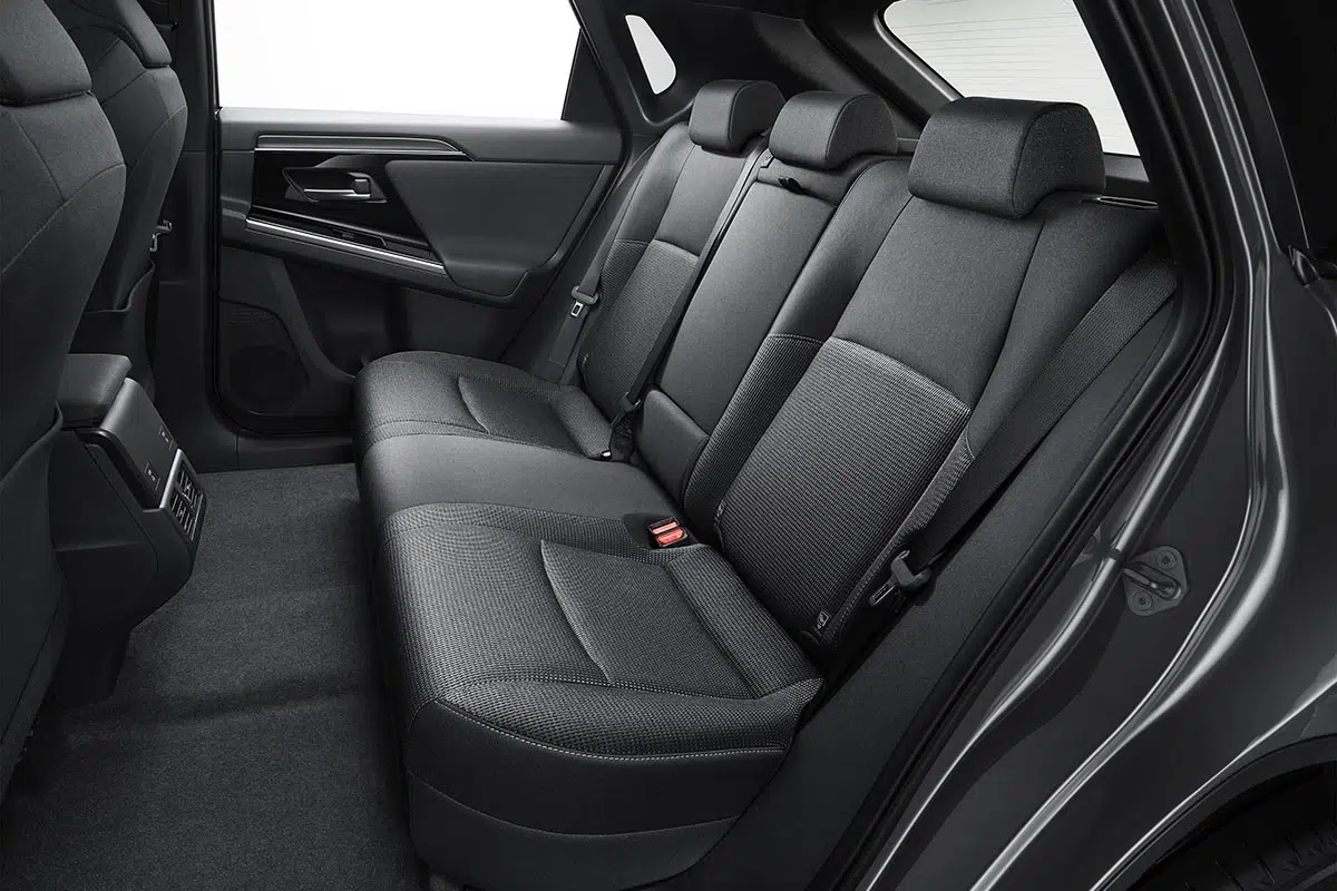 Banquette arrière du Subaru Solterra 2025 avec sellerie tissu et espace généreux pour trois passagers