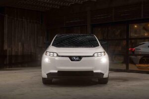 Subaru Solterra 2026 de face , mettant en valeur son design modernisé et son affichage numérique indiquant son autonomie étendue
