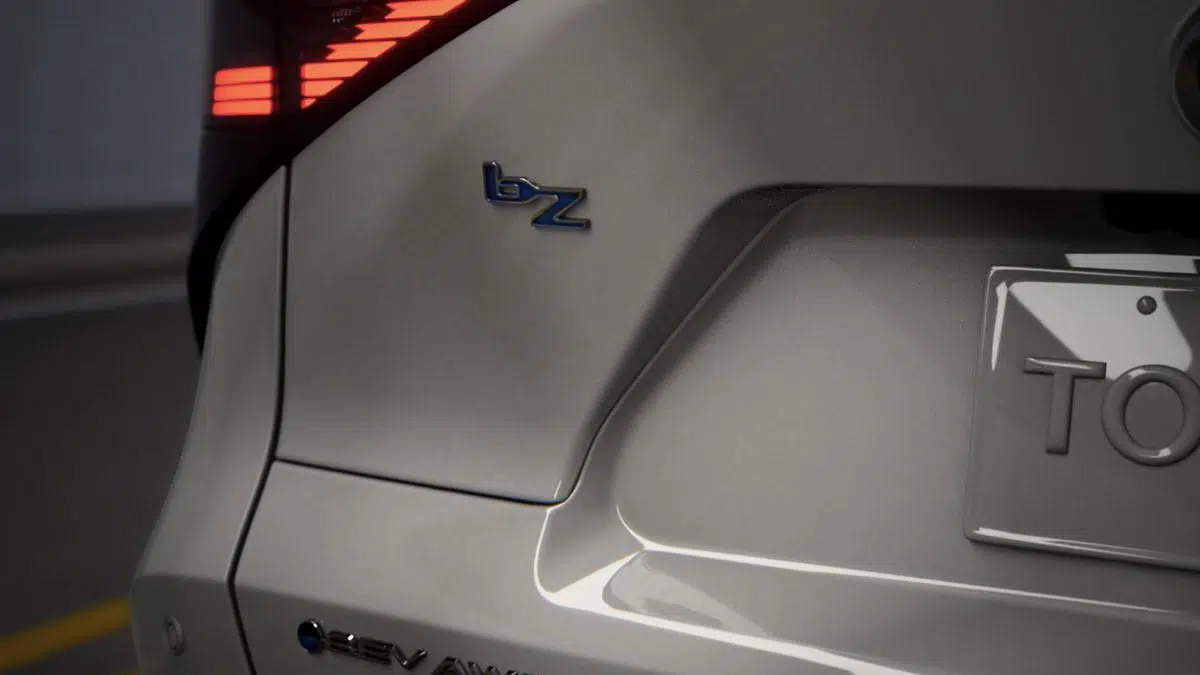 Toyota bZ présenté dans un salon automobile avec éclairage de stand