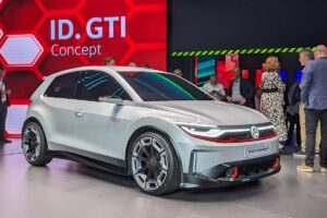 Volkswagen Golf GTI en version électrique, affichant un design sportif caractéristique et une motorisation 100% électrique haute performance