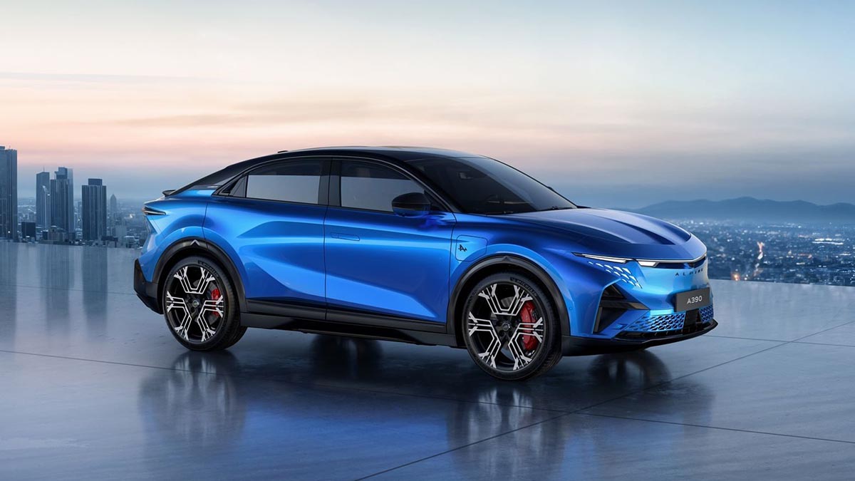 Alpine A390 vue de profil avec silhouette fastback et jantes sport