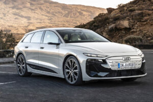 Berline Audi nouvelle génération photographiée de trois-quarts avant, montrant sa silhouette élégante reconnaissable, sa signature lumineuse LED distinctive et les badges e-tron sur la carrosserie