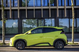 Citadine BYD en circulation urbaine française, alliant design compact et technologie électrique avancée à prix compétitif