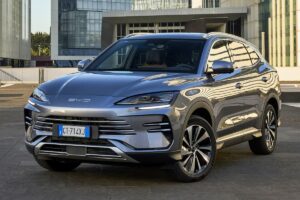 ace avant du BYD Seal U DM‑i avec signature lumineuse horizontale et calandre fermée