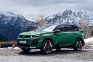 Nouvelle Citroën C5 Aircross 2025 de profil montrant ses dimensions agrandies et son design modernisé