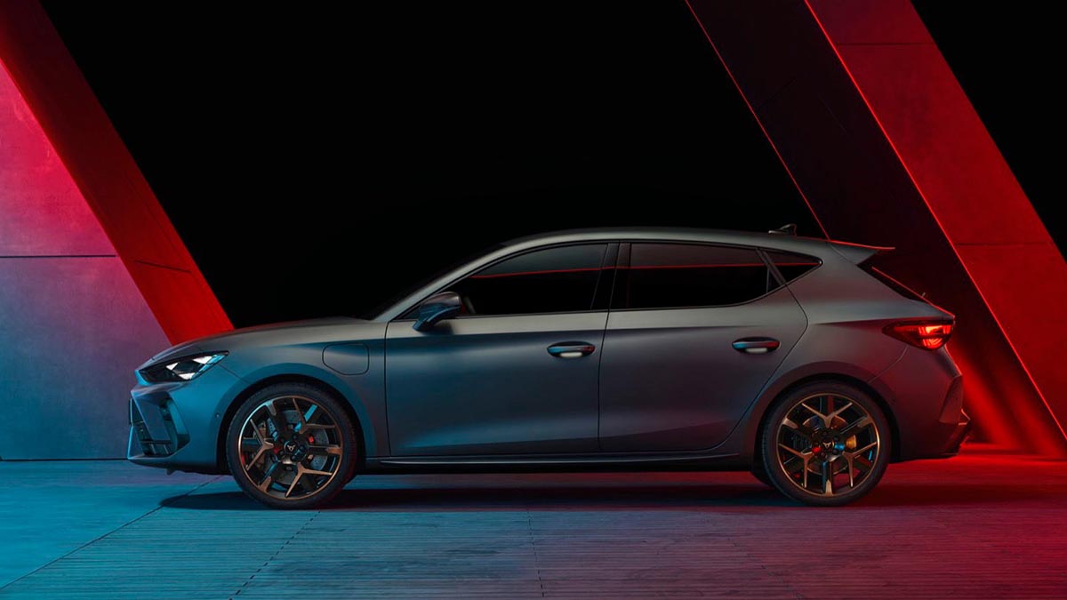 Profil latéral de la CUPRA León e-Hybrid 2025 en finition VZ, avec jantes cuivrées et design affûté