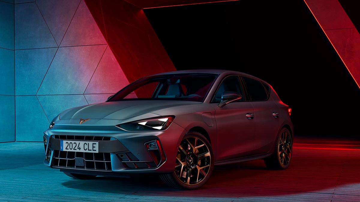 Face avant de la CUPRA León e-Hybrid 2025 avec calandre agressive et nouvelle signature LED