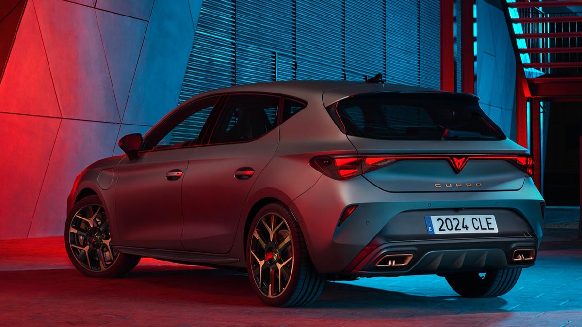 Arrière de la CUPRA León 2025 e-Hybrid avec feux LED traversants et badge cuivré