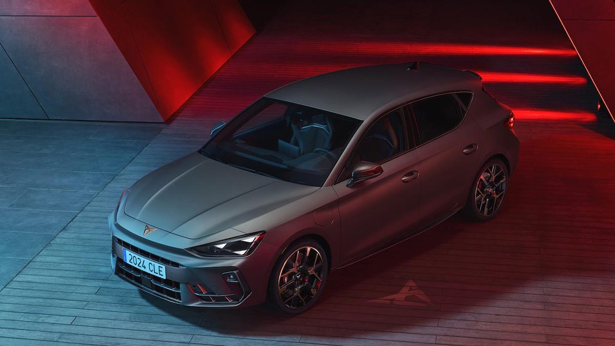 Vue de haut 3/4 avant de la CUPRA León e-Hybrid 2025 en finition VZ avec jantes cuivrées et signature LED