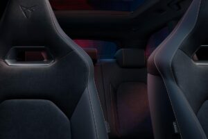 La compacte CUPRA León au design sportif en mouvement, alliant lignes dynamiques et technologie hybride avancée