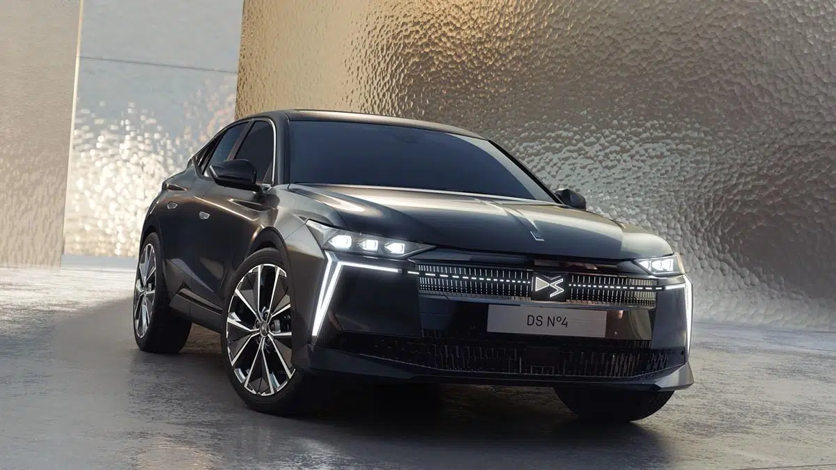 Face avant du DS 4 2025 avec nouvelle calandre et signature lumineuse DS