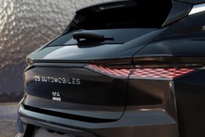 DS N°4 2025 : la berline française qui fait vaciller l'hégémonie allemande du premium compact