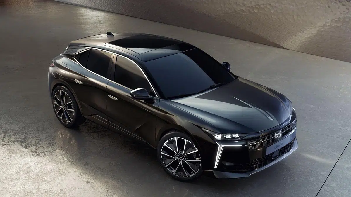 Vue de dessus du DS 4 E-TENSE 2025 illustrant l’implantation du moteur électrique et des batteries