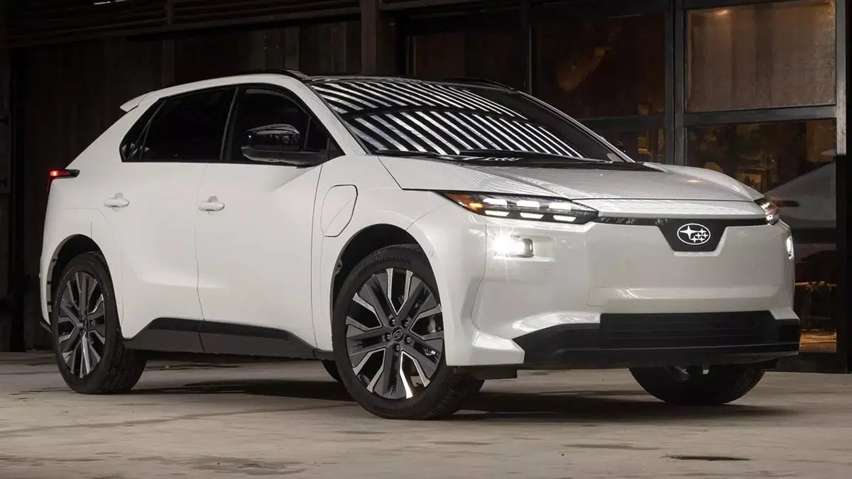 Profil latéral du SUV électrique Subaru Solterra 2025 stationné sur route urbaine